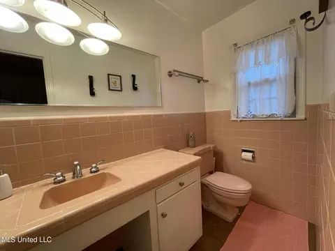 Bath - 338 Rollingwood Dr, Jackson, MS 39211 photo 1 of 7