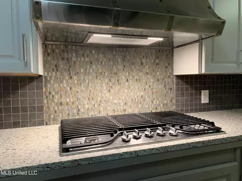 Kitchen - 338 Rollingwood Dr, Jackson, MS 39211 photo 7 of 9