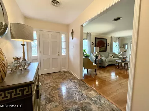Entry Way - 338 Rollingwood Dr, Jackson, MS 39211 photo 2 of 3