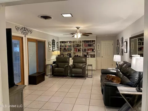 Living - 338 Rollingwood Dr, Jackson, MS 39211 photo 6 of 11