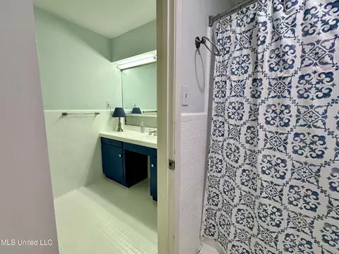 Bath - 338 Rollingwood Dr, Jackson, MS 39211 photo 3 of 7
