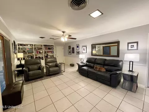 Living - 338 Rollingwood Dr, Jackson, MS 39211 photo 10 of 11