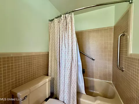 Bath - 338 Rollingwood Dr, Jackson, MS 39211 photo 6 of 7