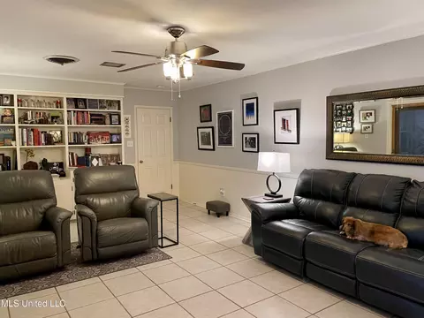 Living - 338 Rollingwood Dr, Jackson, MS 39211 photo 9 of 11