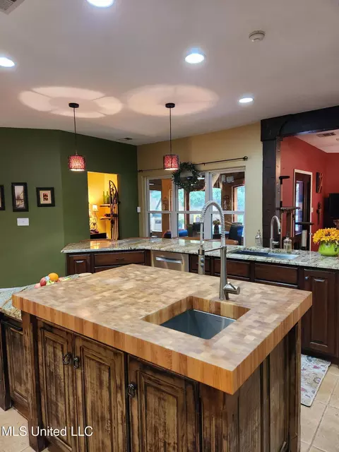 Kitchen - 425 Buck Cv, Hernando, MS 38632 photo 9 of 17