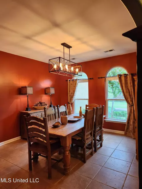 Dining - 425 Buck Cv, Hernando, MS 38632 photo 2 of 4