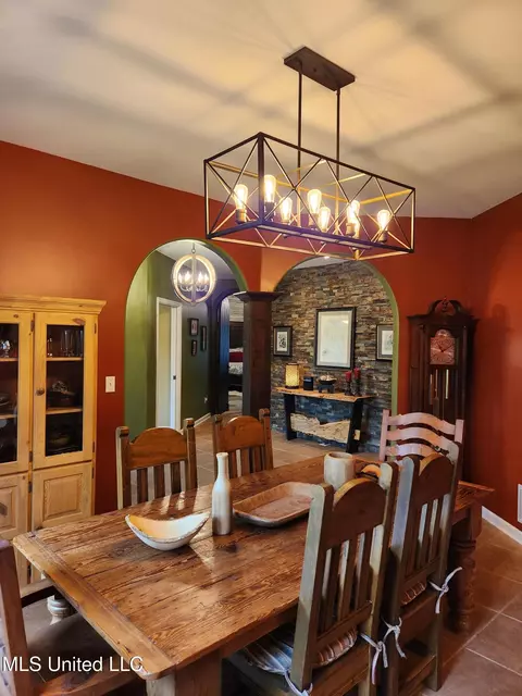 Dining - 425 Buck Cv, Hernando, MS 38632 photo 4 of 4