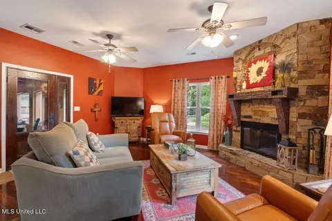 Living - 425 Buck Cv, Hernando, MS 38632 photo 1 of 8