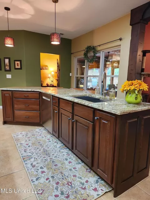 Kitchen - 425 Buck Cv, Hernando, MS 38632 photo 15 of 17
