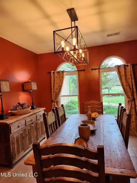 Dining - 425 Buck Cv, Hernando, MS 38632 photo 3 of 4