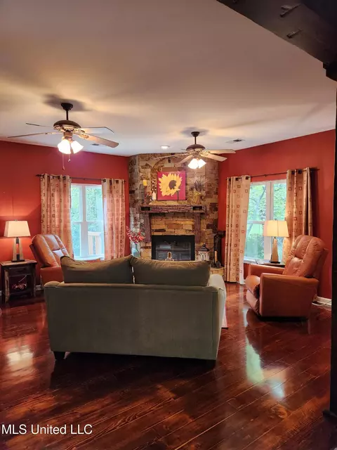 Living - 425 Buck Cv, Hernando, MS 38632 photo 2 of 8