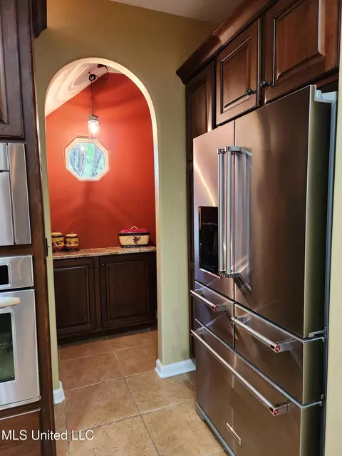 Kitchen - 425 Buck Cv, Hernando, MS 38632 photo 12 of 17