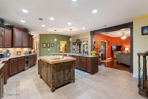 Kitchen - 425 Buck Cv, Hernando, MS 38632 photo 2 of 17