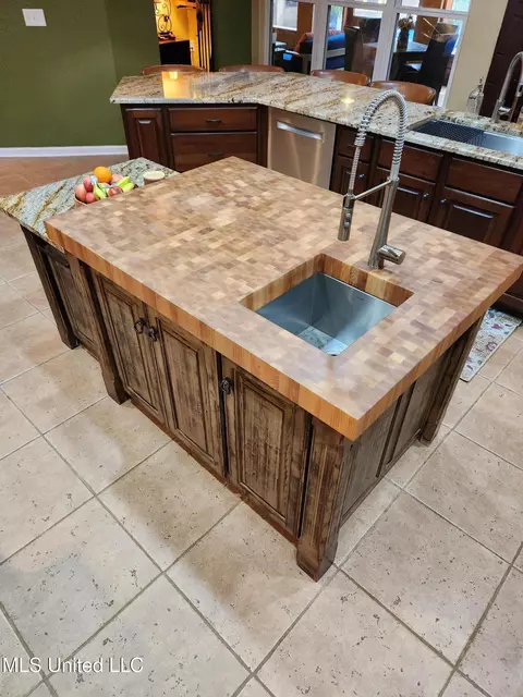Kitchen - 425 Buck Cv, Hernando, MS 38632 photo 8 of 17