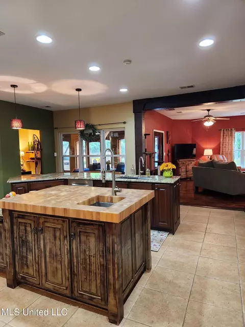 Kitchen - 425 Buck Cv, Hernando, MS 38632 photo 10 of 17