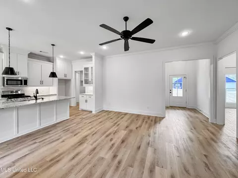 Living - 108 W Sunset Dr, Brandon, MS 39042 photo 2 of 3