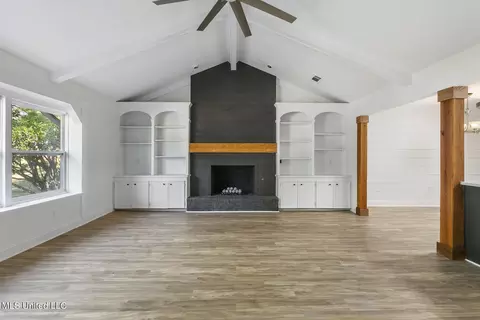 Living - 441 Arundel Dr, Brandon, MS 39047 photo 2 of 4