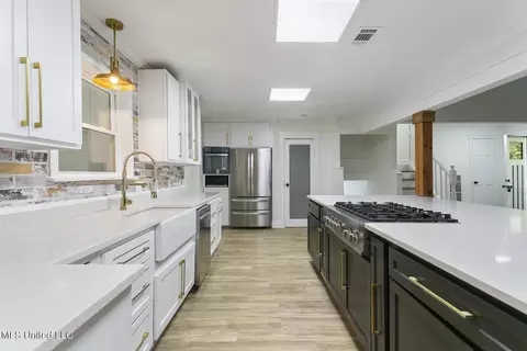 Kitchen - 441 Arundel Dr, Brandon, MS 39047 photo 2 of 4