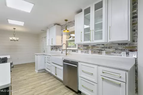 Kitchen - 441 Arundel Dr, Brandon, MS 39047 photo 3 of 4