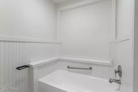 Bath - 441 Arundel Dr, Brandon, MS 39047 photo 2 of 4