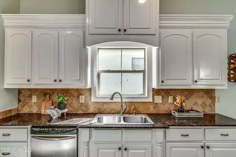Kitchen - 136 Wind Dance Dr, Madison, MS 39110 photo 3 of 6