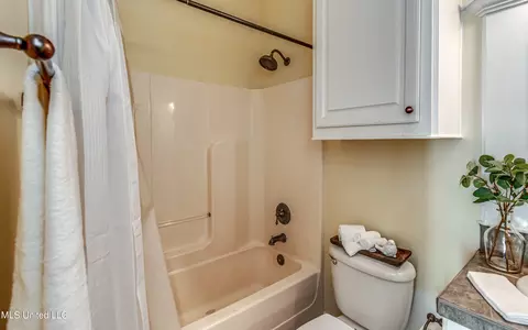 Bath - 136 Wind Dance Dr, Madison, MS 39110 photo 6 of 9