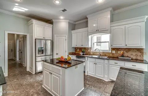 Kitchen - 136 Wind Dance Dr, Madison, MS 39110 photo 2 of 6