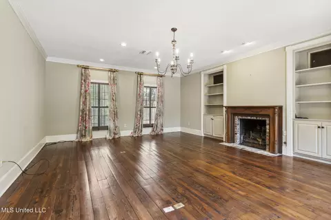 Living - 2133 Brackenshire Cir, Jackson, MS 39211 photo 3 of 4