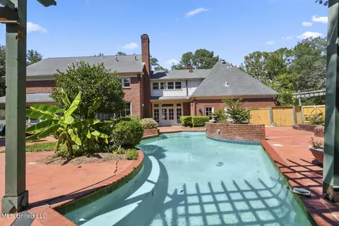 Exterior - 2133 Brackenshire Cir, Jackson, MS 39211 photo 5 of 7