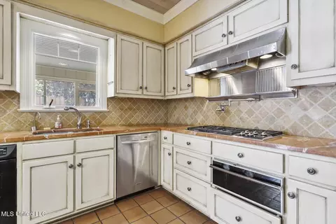 Kitchen - 2133 Brackenshire Cir, Jackson, MS 39211 photo 3 of 4