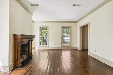 Living - 2133 Brackenshire Cir, Jackson, MS 39211 photo 2 of 4