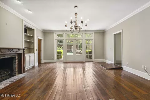 Living - 2133 Brackenshire Cir, Jackson, MS 39211 photo 4 of 4