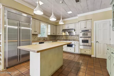 Kitchen - 2133 Brackenshire Cir, Jackson, MS 39211 photo 2 of 4