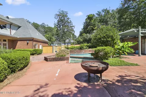 Exterior - 2133 Brackenshire Cir, Jackson, MS 39211 photo 4 of 7