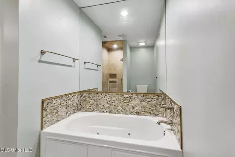 Bath - 2133 Brackenshire Cir, Jackson, MS 39211 photo 2 of 5