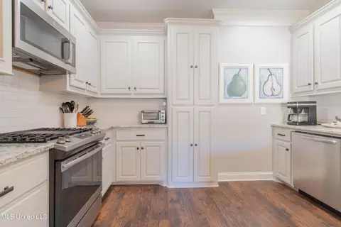 Kitchen - 409 Meadows Ct, Madison, MS 39110 photo 3 of 8