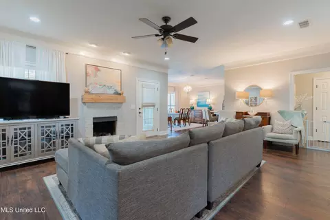 Living - 409 Meadows Ct, Madison, MS 39110 photo 3 of 3