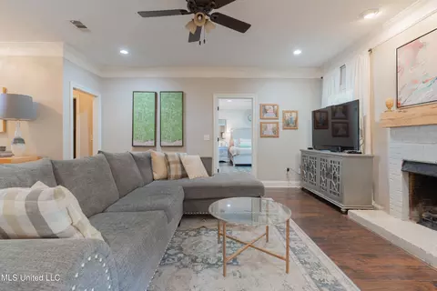 Living - 409 Meadows Ct, Madison, MS 39110 photo 1 of 3