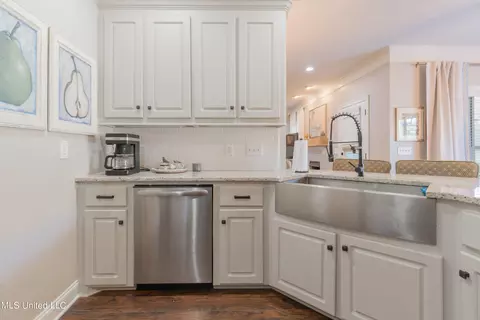 Kitchen - 409 Meadows Ct, Madison, MS 39110 photo 5 of 8