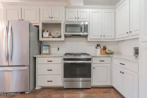 Kitchen - 409 Meadows Ct, Madison, MS 39110 photo 8 of 8
