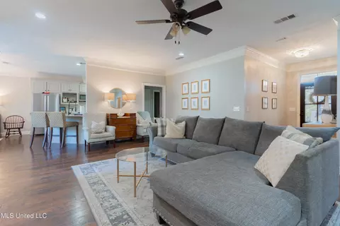 Living - 409 Meadows Ct, Madison, MS 39110 photo 2 of 3
