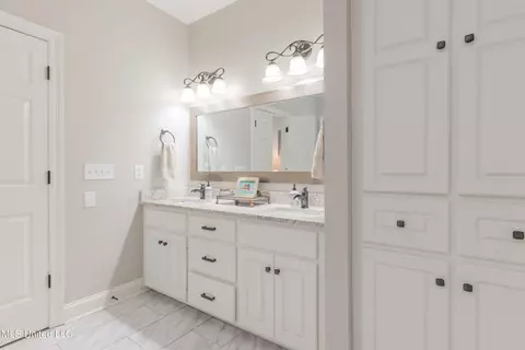 Bath - 409 Meadows Ct, Madison, MS 39110 photo 2 of 6
