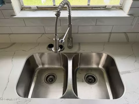 Kitchen - 654 Briarcliff Cir, Jackson, MS 39212 photo 3 of 3