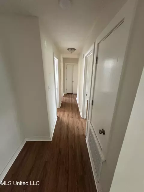 Entry Way - 654 Briarcliff Cir, Jackson, MS 39212 photo 2 of 3
