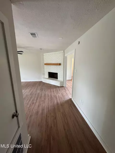 Entry Way - 654 Briarcliff Cir, Jackson, MS 39212 photo 3 of 3