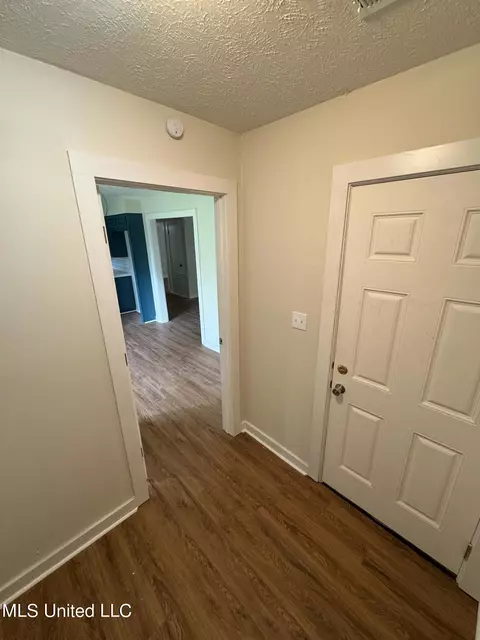 Entry Way - 654 Briarcliff Cir, Jackson, MS 39212 photo 1 of 3