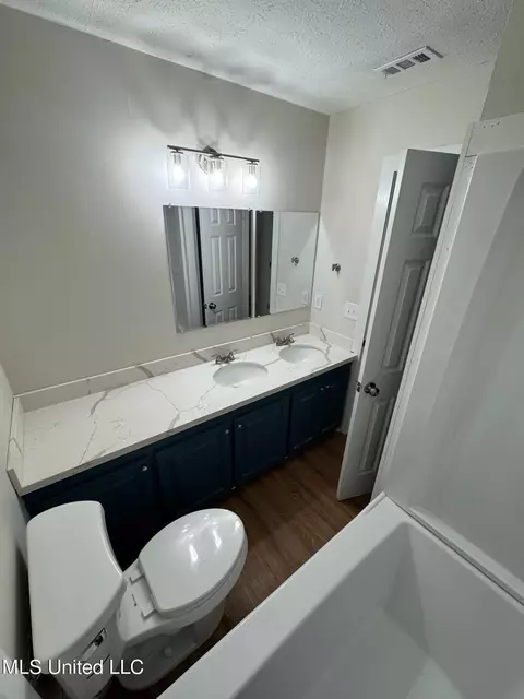 Bath - 654 Briarcliff Cir, Jackson, MS 39212 photo 2 of 2