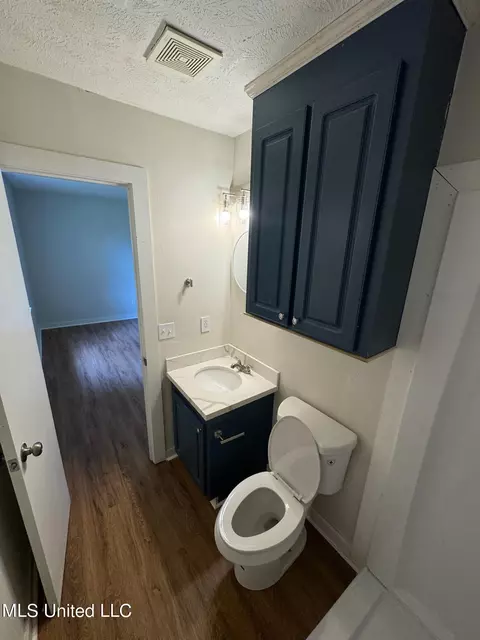 Bath - 654 Briarcliff Cir, Jackson, MS 39212 photo 1 of 2