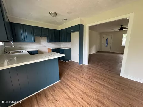 Kitchen - 654 Briarcliff Cir, Jackson, MS 39212 photo 2 of 3