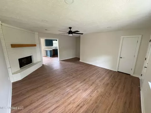 Living - 654 Briarcliff Cir, Jackson, MS 39212 photo 1 of 1